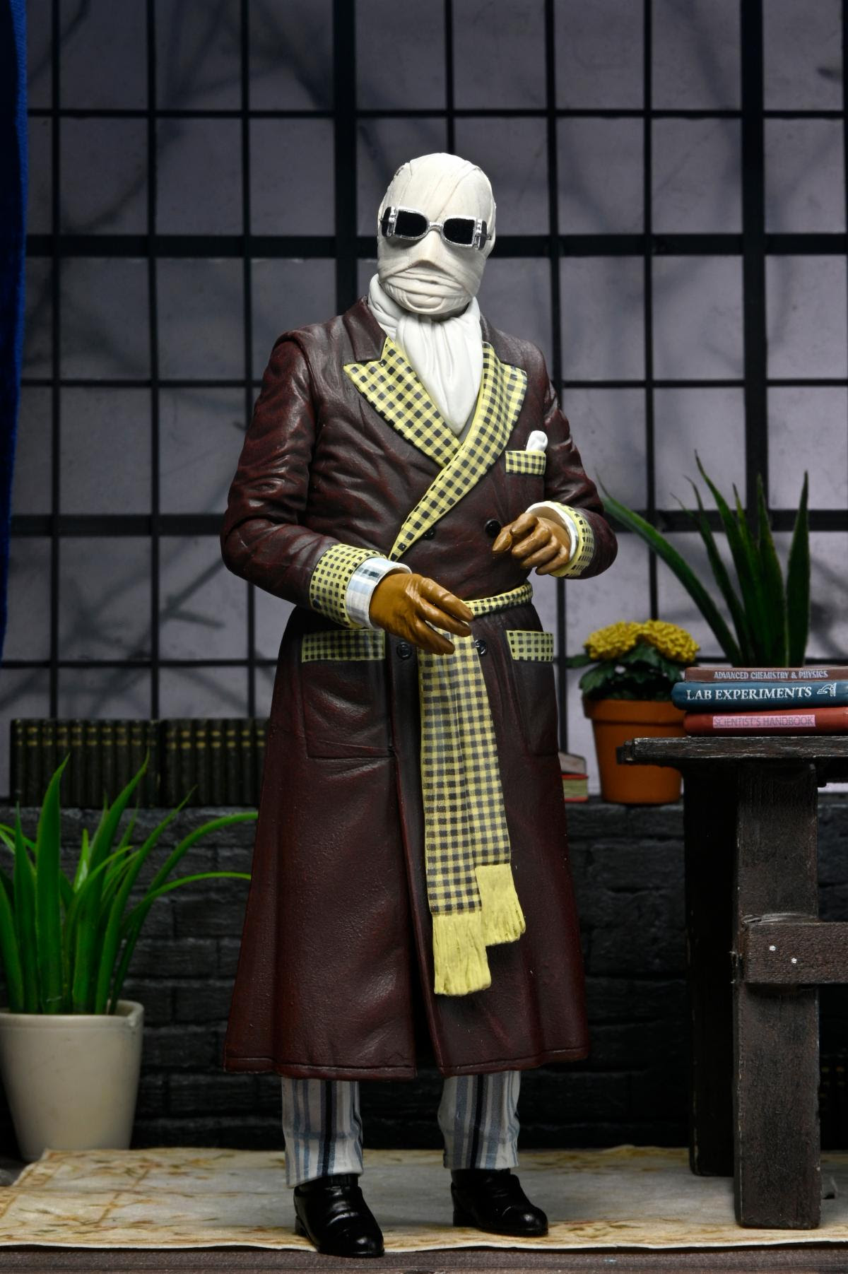 Universal Monsters – Ultimate Invisible Man Figure “Kemp House” (Color) - Image 9