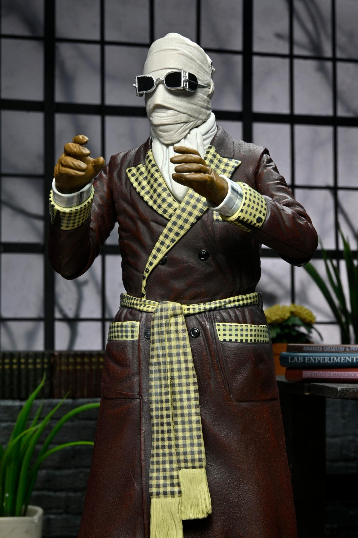 Universal Monsters – Ultimate Invisible Man Figure “Kemp House” (Color) - Image 5