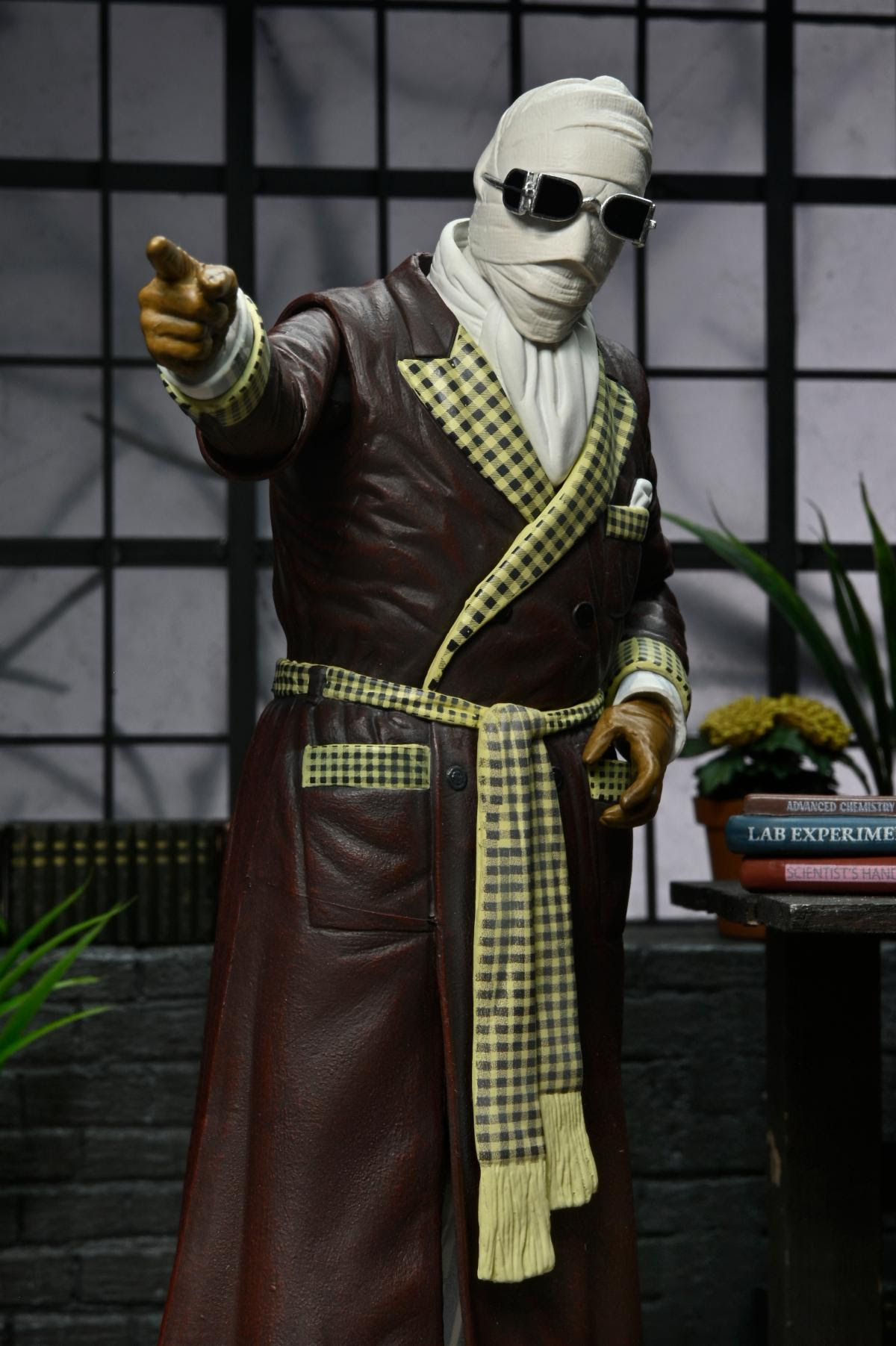 Universal Monsters – Ultimate Invisible Man Figure “Kemp House” (Color) - Image 2
