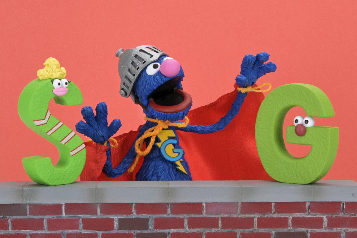 Sesame Street Ultimate Super Grover 7″ Action Figure (box not mint) - Image 5